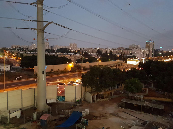 جسر مشاة ينهار على شاحنة على شارع 4 بالقرب من مدينة بني براك